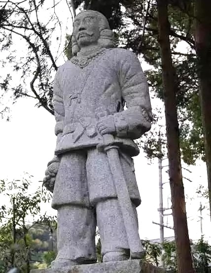 神剣を手に立つヤマトタケル（Yamato Takeru）を表した草薙神社の彫像｜日本